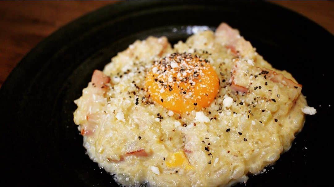 川島章良のインスタグラム：「. . .  今回作ったのはフライパン一つでできる　  『濃厚カルボ飯』です。  以外とパスタは茹でたりとめんどくさいけど  ご飯なら炊飯器にもあるし、冷凍ご飯もだいたいあるので作りやすいですよ。  【▼材料】 □玉ねぎ・・・1/4個 □ベーコン・・・100g □バター・・・5g □オリーブオイル・・・小さじ1 □ニンニク・・・1欠 □牛乳・・・150cc □コンソメ・・・小さじ1/2 □昆布茶・・・小さじ1 □ご飯・・・150g □チーズ・・・25g □卵・・・2個  作り方はYouTubeの  はんにゃ川島のほんわかレシピを見てください。  #ほんわかレシピ #はんにゃ川島 #カルボ飯 #カルボナーラ #カルボナーラリゾット」