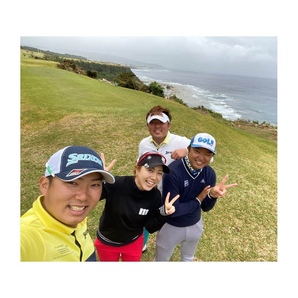 宮里美香のインスタグラム：「*** 男子プロ3人とラウンド⛳️しました〜 . 翔太とは中学生以来に！ 多分17年ぶりくらいかな🤣笑 大ニ郎君とラウンドするのは今回が初めてでした！ 昇平はここ最近はよく回ってます😊 久しぶりに全員プロと回って、めっちゃくちゃ楽しかったです！！ 翔太、大ニ郎くん、昇平！ 楽しい時間をありがとぉ〜🤗 . #golf #okinawa #enjoyed  #privategolf  #ゴルフ #サザンリンクスゴルフクラブ  #男子プロゴルファー  #楽しいラウンドでした  #3150 #途中のゲリラ豪雨には焦った」
