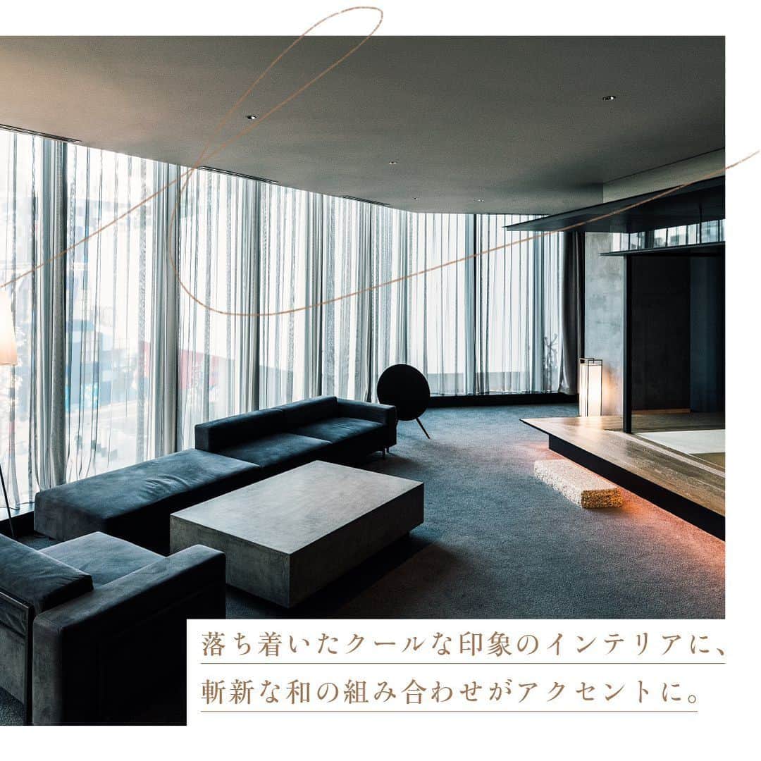 WALL DECOR (ウォールデコ）さんのインスタグラム写真 - (WALL DECOR (ウォールデコ）Instagram)「「ホテルに学ぶ 暮らしのヒント」hotel koé tokyo編﻿ インテリアのこだわりについて﻿ ﻿  ﻿ 今回は、hotel koé tokyoにお伺いし、﻿ ⼼を豊かにする空間づくりやプロダクト選び、﻿ 写真やアートを飾るアイデアについてお伺いしました。﻿ ﻿ ﻿ hotel koé tokyoでは、﻿ 1F/2Fのベーカリーカフェやアパレルショップでは、⽇常的な体験を。﻿ 3Fからの宿泊エリアでは、伝統的な茶室を現代的に解釈した空間で、﻿ 上質な非日常体験を味わうことができます。﻿ ﻿ ﻿ 客室のインテリアのこだわりは、﻿ “素のままの質感”を活かした落ち着いたトーンの家具と﻿ 縁側や石畳など、和のテイストを取り入れたデザイン。﻿ ﻿  ﻿ プライベートな空間は、安心してくつろげることが大前提。﻿ 親しみ慣れた和の様式と、⽣活感を排除したスタイリッシュさは、まさに日常×非日常の共存です。﻿ 特別感がありつつリラックスできる、そんな空間づくりが理想ですよね。﻿ ﻿ ﻿ おうちの一部にも、ちょっとだけ非日常感を取り入れてみると、﻿ あなたにとっての特別な空間になるのではないでしょうか。﻿ ﻿ ﻿ 例えば、部屋の壁にモダンな現代アートを取り入れてみたり、﻿ 生活感が出やすい玄関やトイレには、あえてシックなモノクロ写真を飾ってみたり。﻿ 部屋の一角に好きなお香を焚くスペースを作るのもよさそうです。﻿ なんでもなかったスペースが、お気に入りの空間に変わることでしょう。﻿ ﻿  ﻿ ﻿ #写真とちょっといい暮らし #fujifilm #富士フイルム #インテリア #photography #art #decor #interior #interiorstyling #homestyling #おうち時間 #写真 #写真を飾る #写真好きな人と繋がりたい #HOTEL #hotelkoe #koe #作品 #空間デザイン #和室 #日常 #非日常 #koelobby﻿」2月3日 18時21分 - fujifilmjp_walldecor