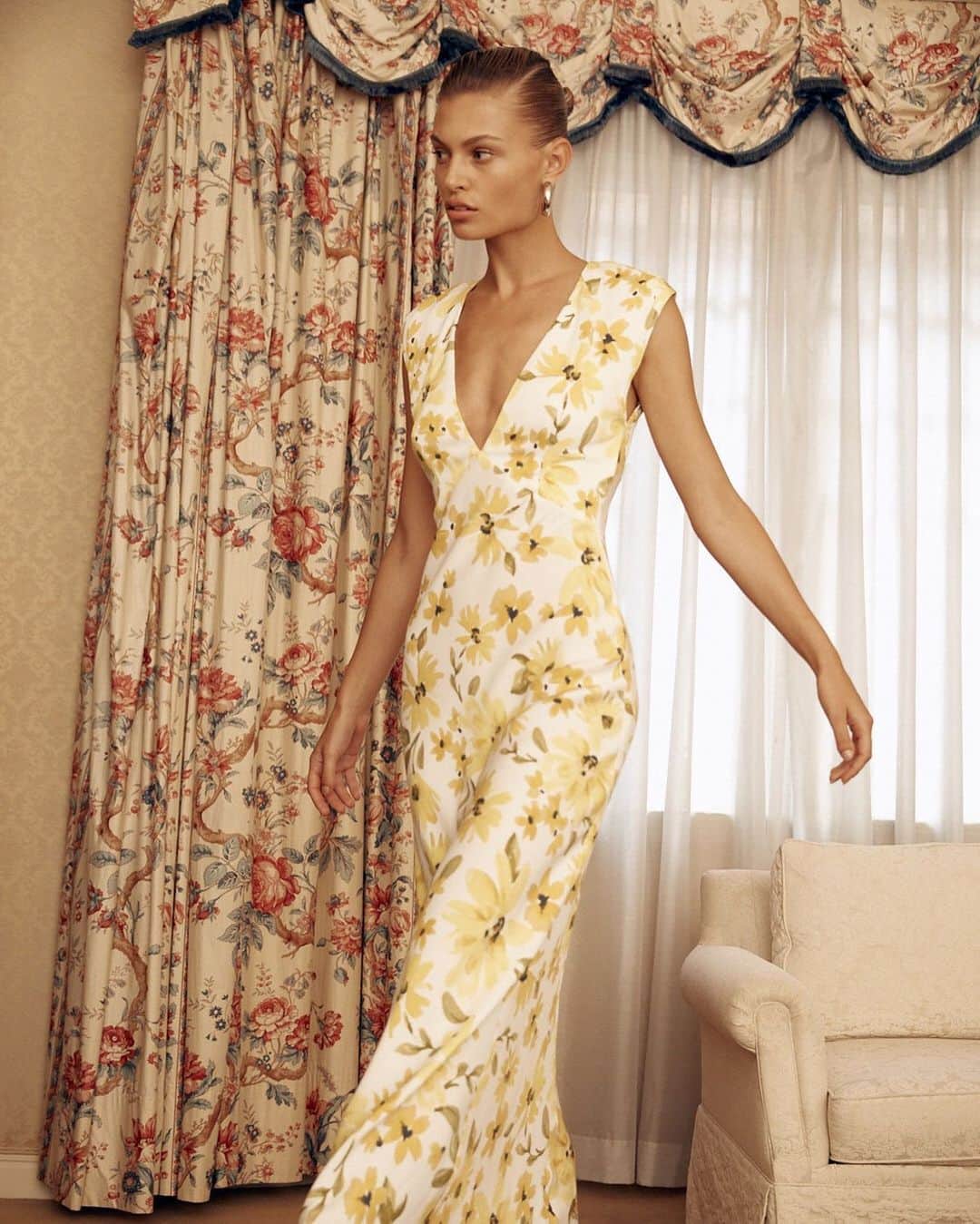 のインスタグラム：「Make an entrance in our new daphne v dress. Get it before it's gone. Online + in stores #becandbridge」