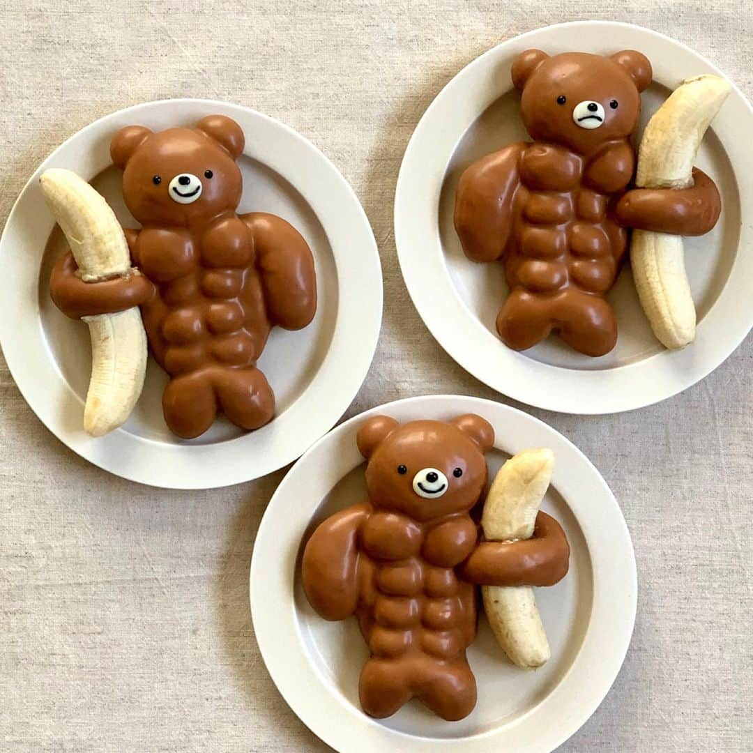 Ranさんのインスタグラム写真 - (RanInstagram)「. . .  Chocolate coated muscle bear bread 🍫💪🍌 We love bananas!  . . . もうすぐバレンタインなので、 筋肉くまパンをチョコレートでコーティングしてみたら、  なんだこれ、かわいいーー！  ってなりました😂💕  . . . . #bread #baker #bear #muscle #muscletraining #buff #breakfast #chocolate #chocolatecake #valentine #kawaii #banana #cake #パン #手作りパン #筋肉パン #筋肉くまパン #チョコバナナ #チョコレートケーキ #チョコバット #菓子パン #チョコパン #バレンタイン #バナナケーキ #筋肉男子 #筋肉女子 #筋肉飯  #マッスル #konelのくまパン #konel」2月3日 18時27分 - konel_bread