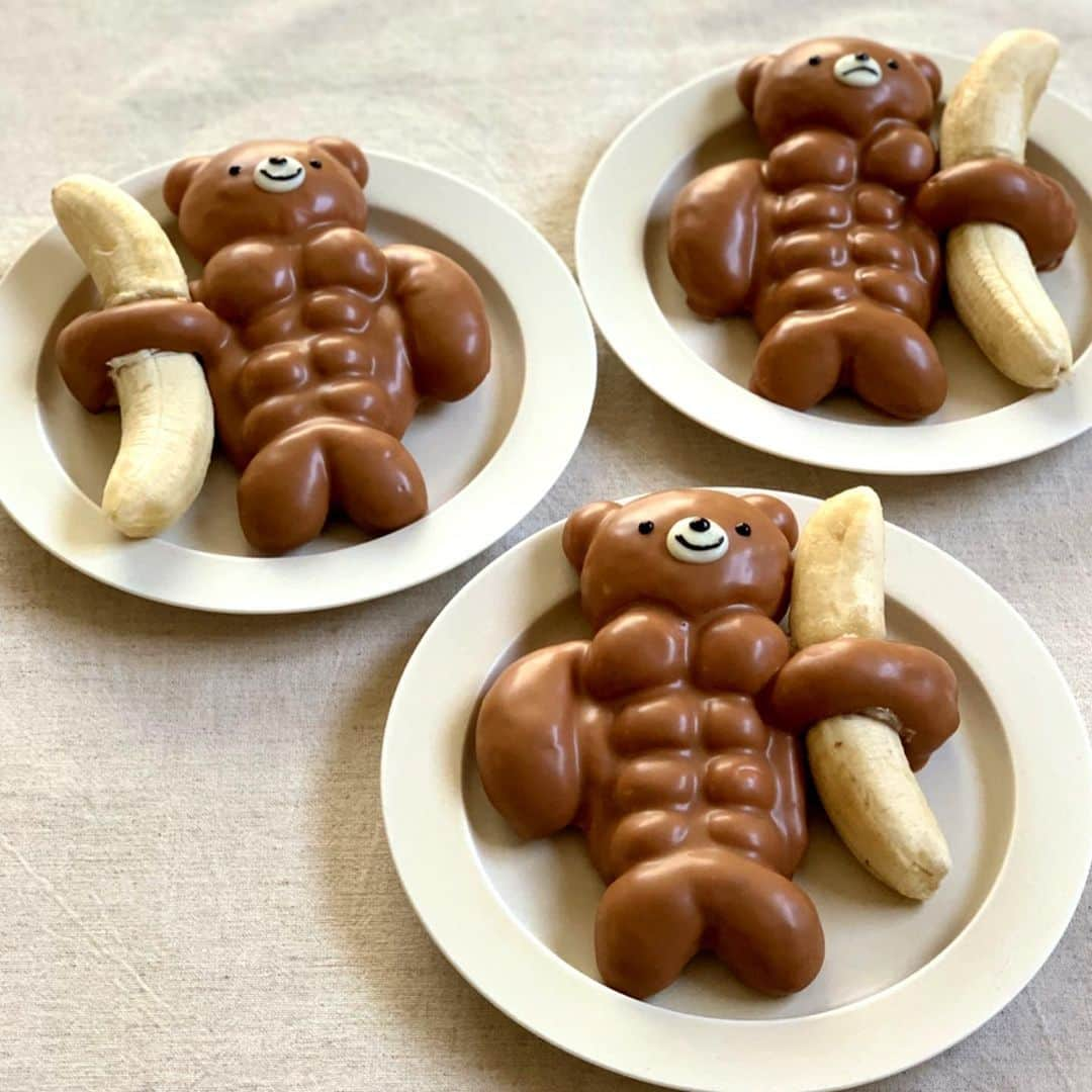 Ranさんのインスタグラム写真 - (RanInstagram)「. . .  Chocolate coated muscle bear bread 🍫💪🍌 We love bananas!  . . . もうすぐバレンタインなので、 筋肉くまパンをチョコレートでコーティングしてみたら、  なんだこれ、かわいいーー！  ってなりました😂💕  . . . . #bread #baker #bear #muscle #muscletraining #buff #breakfast #chocolate #chocolatecake #valentine #kawaii #banana #cake #パン #手作りパン #筋肉パン #筋肉くまパン #チョコバナナ #チョコレートケーキ #チョコバット #菓子パン #チョコパン #バレンタイン #バナナケーキ #筋肉男子 #筋肉女子 #筋肉飯  #マッスル #konelのくまパン #konel」2月3日 18時27分 - konel_bread