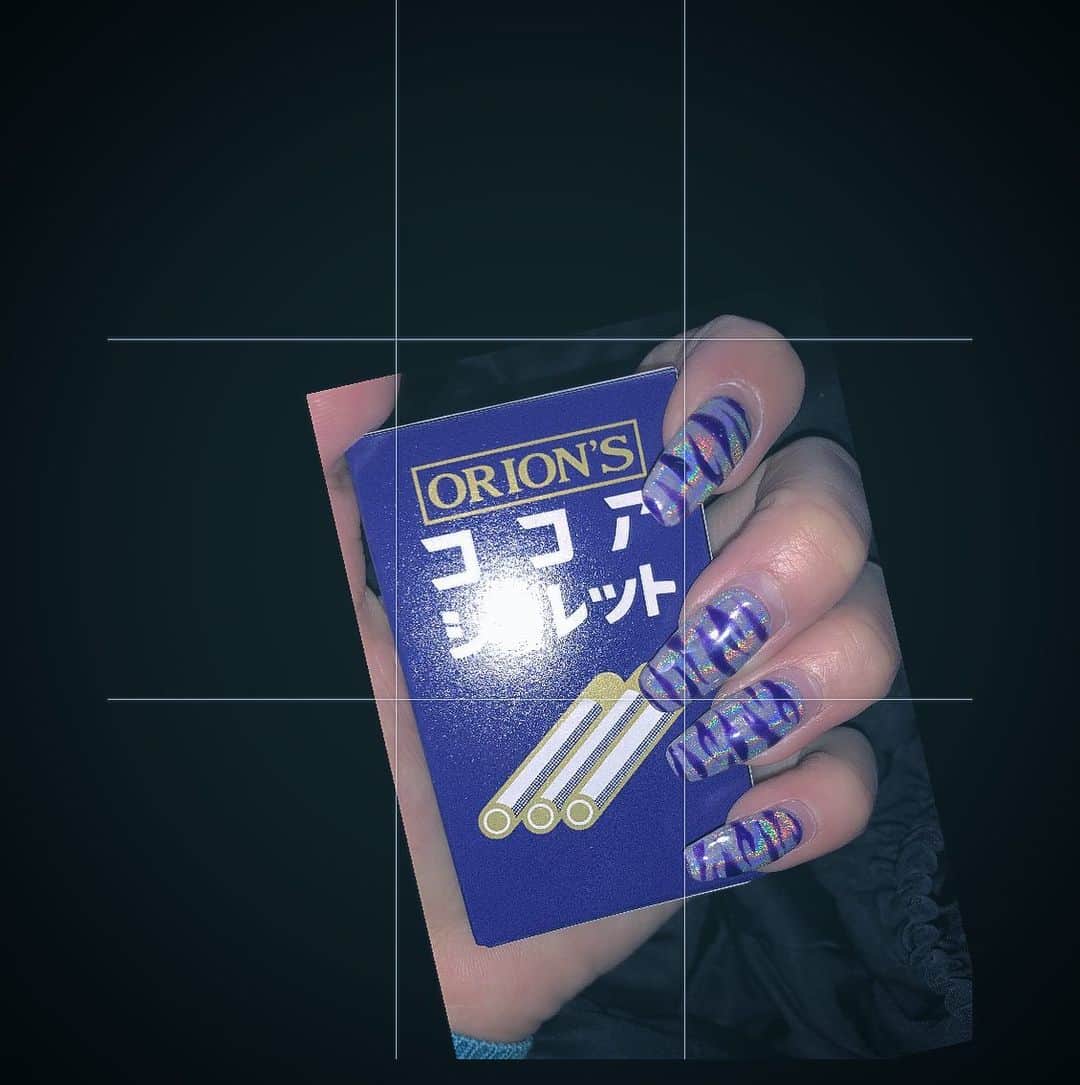honoka のインスタグラム：「自然に治るの待ってたかさぶた まだ治ってないのに今日とれちゃって めちゃめちゃ痛む🙃🩹  #小さい頃いきってタバコ言うてたやつ」