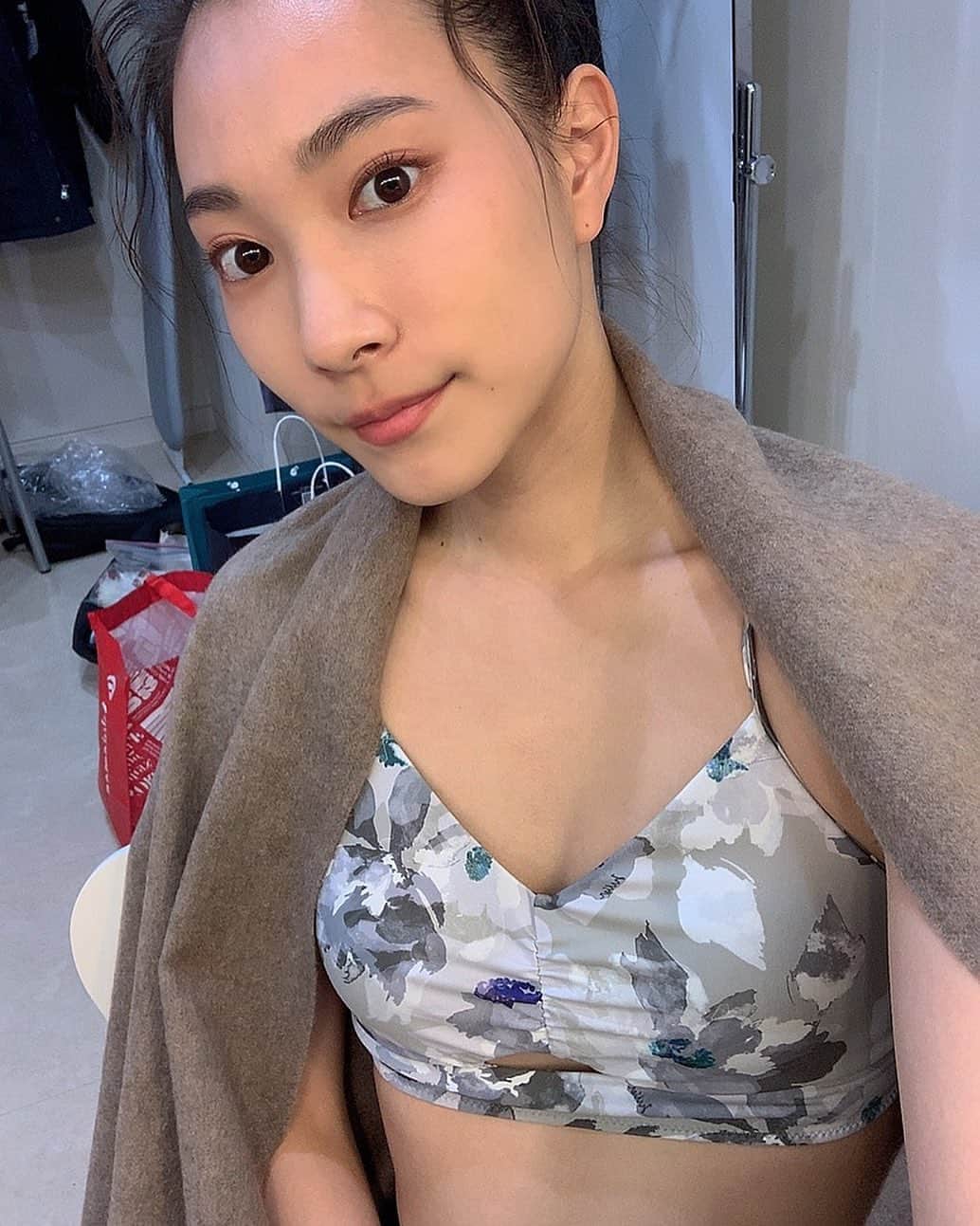 のインスタグラム：「. ウェアかわいい〜♡ 胸の下のところが穴開き🧚🏻‍♀️ . 私はそろそろ釜山に行きたい〜🥲ｹﾐﾁﾌﾟ 旅行行きたい😀お出かけもしたい😀」