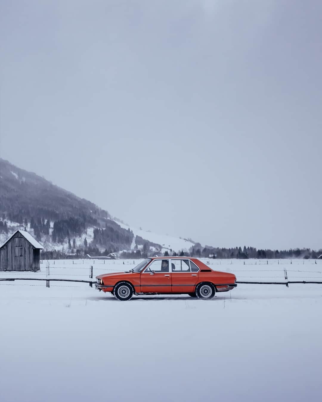 BMWさんのインスタグラム写真 - (BMWInstagram)「Winter wonderland. Classic edition.  The first generation of the BMW 5 Series. #BMW #5Series #BMWClassic @romanraetzke @bmwclassic」2月3日 18時29分 - bmw