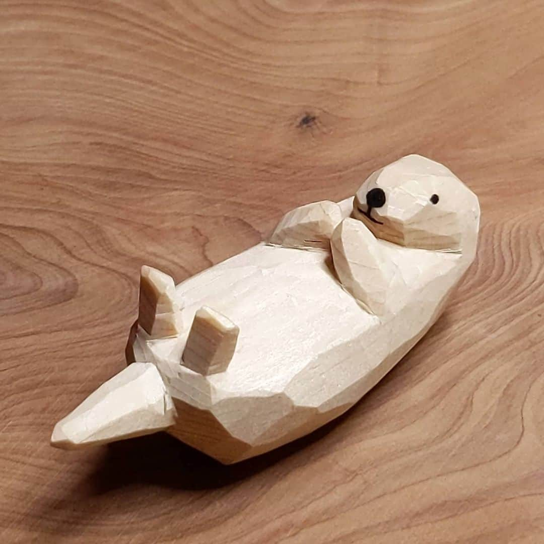 Seiji Kawasakiのインスタグラム：「#woodcarving #seaotter ラッコの木彫りを作りました」