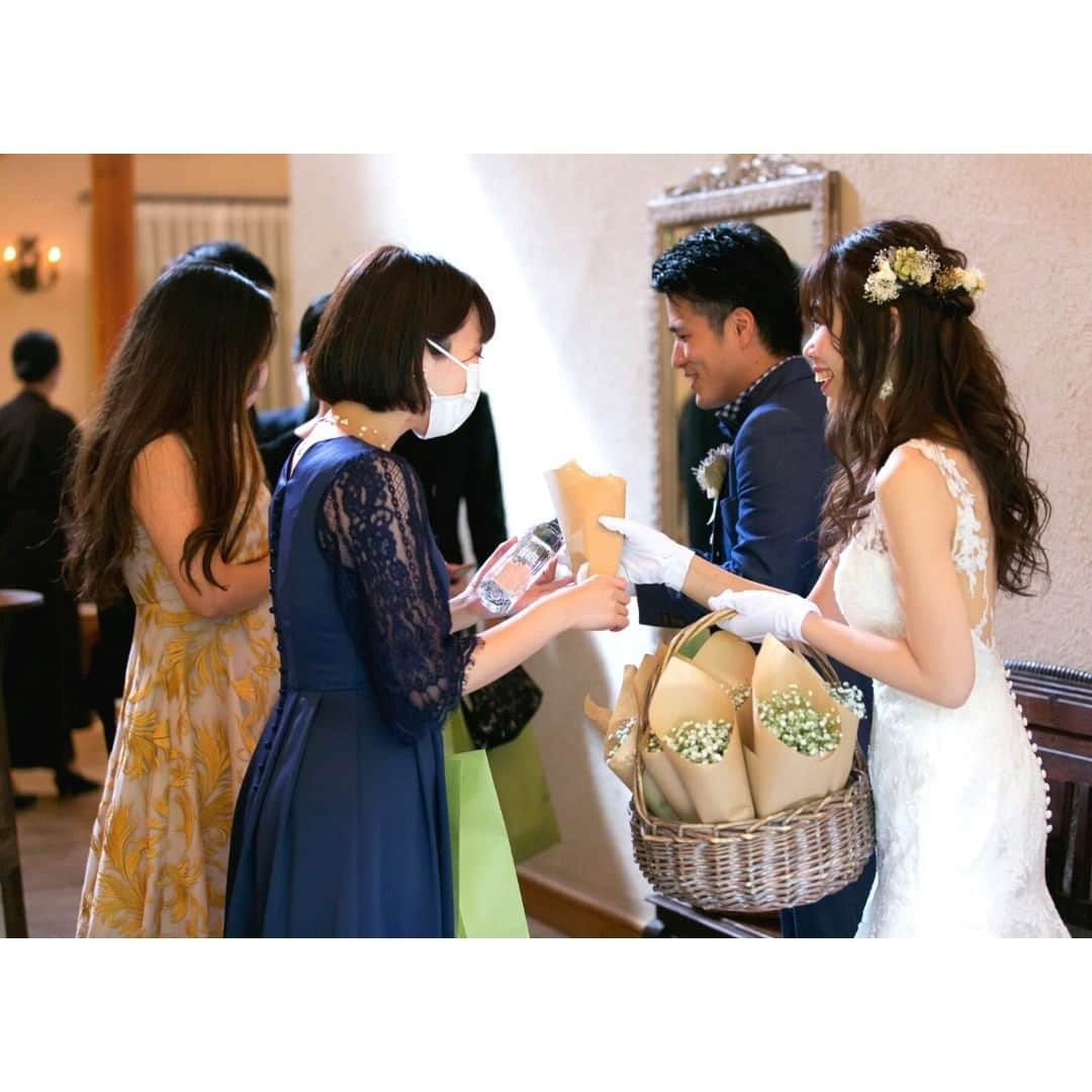 Wedding Park 公式さんのインスタグラム写真 - (Wedding Park 公式Instagram)「💐WEEKLY PICK UP ハナレポ💐  こんばんは！ ウエディングパークのハナレポ編集部です💁‍♀️  今週のピックアップは、 @kaaaaaana30さまのハナレポ👰  コロナの影響で4月→9月に延期をして 実施をされたそうです。 当日は台風の予報だったそうですが お二人が会場に到着すると晴模様に☀✨ 新郎様のデニムのタキシードと 新婦様のバックスタイルが綺麗なソフトドレスが ガーデンに映えて素敵です♡  💒この結婚式場を詳しく ラ・クラリエール（埼玉） https://www.weddingpark.net/00001638/  💍この結婚式についてもっと詳しく ▼@kaaaaaana30さまのハナレポ♡ https://www.weddingpark.net/hanarepo/8831/  ーーーーーー #ベストハナレポ にエントリーしよう👑  @weddingpark をフォロー ＋#ベストハナレポ をつけて 投稿してください♡  ベストハナレポに選ばれた花嫁さまは 月末に表彰投稿をさせていただいています♩  たくさんのご参加お待ちしています！  ーーーーーー #プレ花嫁 #式場探し　#2020婚 #2021婚 #2020冬婚 #2021春婚 #ちーむ2020 #日本中のプレ花嫁さんと繋がりたい #結婚式 #結婚式準備 #結婚準備 #プロポーズ #ウエパ #ウエディングパーク　#ハナレポ　#ラクラリエール ーーーーーー」2月3日 18時30分 - weddingpark