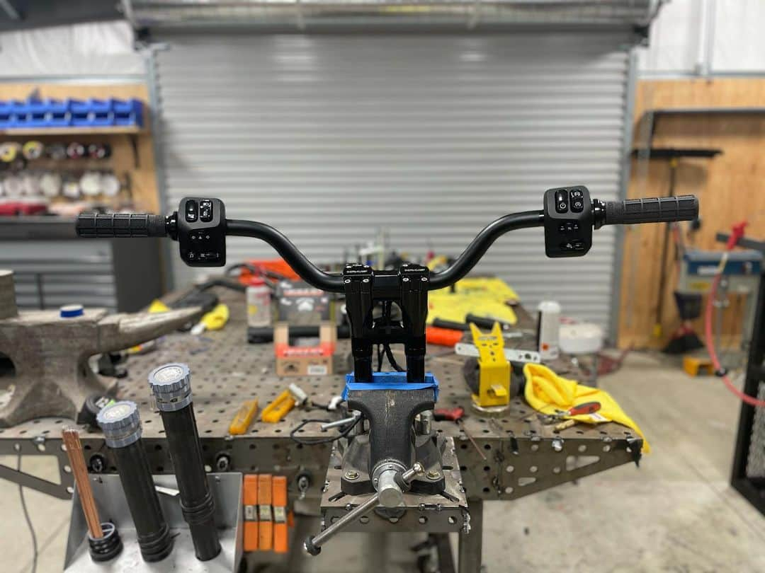 ケアリー・ハートさんのインスタグラム写真 - (ケアリー・ハートInstagram)「Wiring some @odigrips vtwin bars today. I love my vtwin lock on grips. Feels so much like my Mx bike 👍👍. And the @krausmoto clamps and risers look and work amazing. Love this set up!!!」2月4日 5時29分 - hartluck