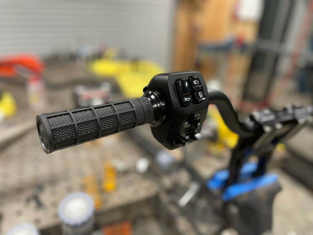 ケアリー・ハートさんのインスタグラム写真 - (ケアリー・ハートInstagram)「Wiring some @odigrips vtwin bars today. I love my vtwin lock on grips. Feels so much like my Mx bike 👍👍. And the @krausmoto clamps and risers look and work amazing. Love this set up!!!」2月4日 5時29分 - hartluck