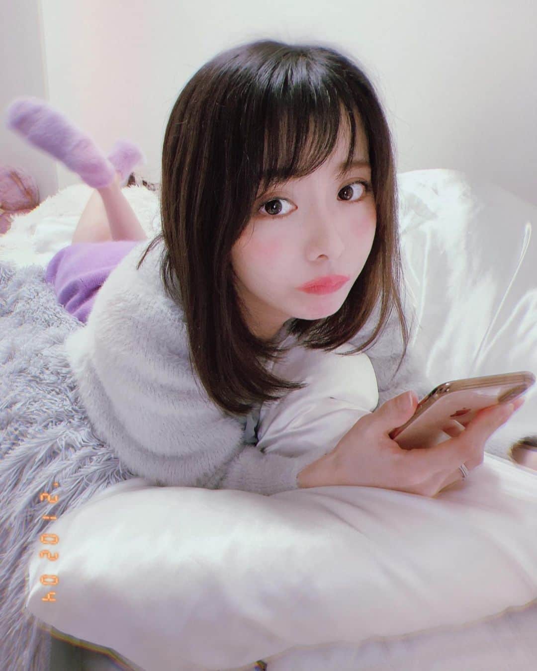 まんまるとまとのインスタグラム：「my HOME🏠 ・ おうち時間が多いうちに マスクの期間が多い間に シミ消し頑張らないと 今月まだ行ってないけど なるべく毎月行くようにして @sbc_miura 👨‍⚕️ 定期的に頑張って 少しずつ薄くなるといいな😍 担当は三浦先生にしてもらってるよ 📌銀座院だよ📌 ・ ・ ・  #休日 #低身長コーデ #シミ取り  #おうち時間 #シミケア #シミ  #150cm  #ぷにぷに #ベッドルーム  #黒髪 #セルフィー #イチナナ  #イチナナライブ #ライブ配信 #美白ケア  #ふともも #むちむちボディ #インスタグラビア  #バレンタイン #チョコレート #二の腕  #smile #fff #girl #selfie #valentine #gravure  #17live #bigolive #Live」