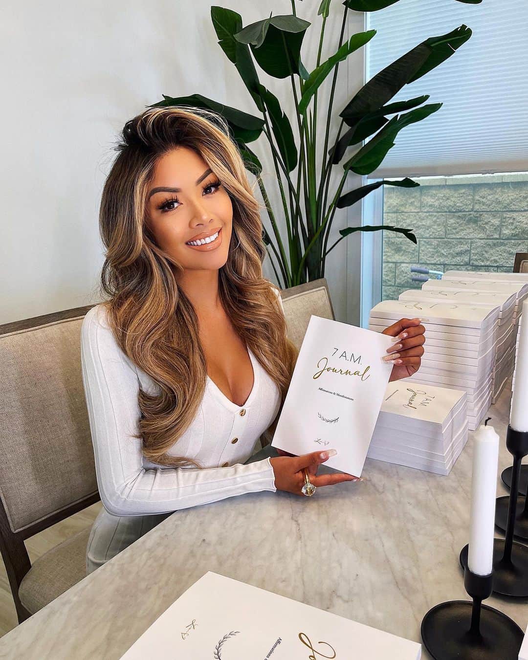 リアン Vのインスタグラム：「Spent last night and all morning signing 500 copies of my 7 A.M. Journal! Finally it went live on @shoplianev this morning and it sold out in less than 30 mins! 😱 HOW?! 🥺❤️ I didn’t even get a chance to post these photos and I already need to restock! 😳 Your endless support is INSANE! Truly grateful, thankful, and blessed!  I pray that ALL of your dreams and goals manifest! ✨ so much love to you all! 😭🥰❤️」