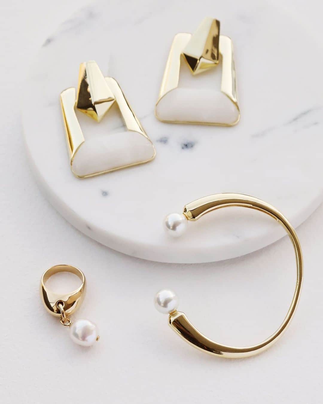 The Outnetのインスタグラム：「Upgrade your ear gear with glistening golden pairs.   Shop all your favorite Instagram looks, just visit the link in bio」