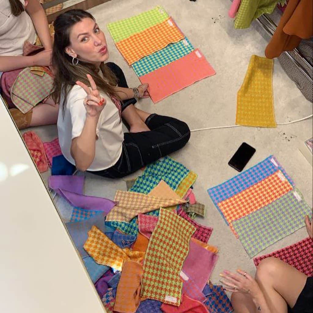Glam4Youのインスタグラム：「Quando pensamos nessa padronagem não queríamos apenas mais um Pied de Poule (até pq teremos “só” ele em outras bases que vocês verão logo mais). Pedimos vaaaaaarias bandeiras (cada pedacinho desse de Tricot Rayon em cores diferentes) para então montarmos na melhor coordenação de cores possível. Acho que chegamos lá! Ela ficou linda. Viva. Chique. Descolada. Exatamente como vemos a NV.  Queria mostrar esse processo pra vocês, apenas para verem que tudo é muito mais complicado do que parece eueheheh.」