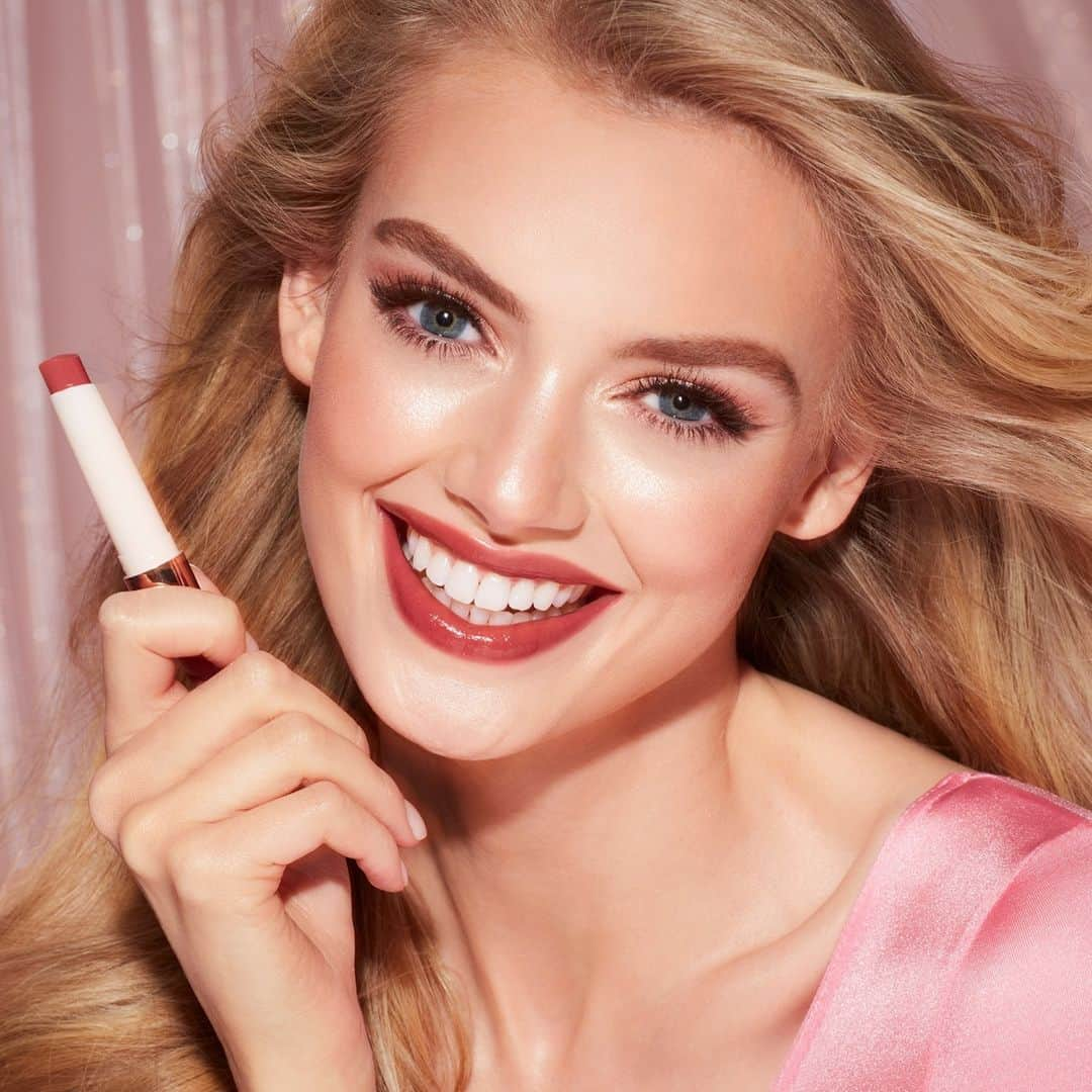 シャーロット・ティルベリーさんのインスタグラム写真 - (シャーロット・ティルベリーInstagram)「💋 COLOUR ON HAPPINESS THIS VALENTINE’S DAY – NEW! HYALURONIC HAPPIKISS 💋  Darlings, EVERYONE NEEDS A HAPPIKISS this Valentine’s Day! My NEW! Hyaluronic Happikiss is a SCIENCE + COLOUR beauty innovation!!! Infused with HYALURONIC ACID and C-PEPTIDE, I have bottled the COLOUR OF A LIPSTICK, the CONDITIONING COMFORT of a LIP OIL and the HIGH-SHINE of a gloss to give you INTENSELY HYDRATED, JUICY, PLUMPER looking lips with a HAPPY GLOW!! HAPPIKISS IS HAPPINESS!!   ✨CLINICALLY PROVEN RESULTS✨ ✨VISIBLY PLUMPS THE LOOK OF LIPS BY +169% AFTER 28 DAYS* ✨LIPS ARE HYDRATED BY +129% AFTER 1 HOUR** ✨LIPS ARE VISIBLY SMOOTHER BY +181% AFTER 28 DAYS* ✨REDUCES THE APPEARANCE OF VERTICAL LIP LINES BY 62% AFTER 28 DAYS!* ✨24 HOUR HYDRATION**   #GetTheLook  🧖🏼‍♀ Magic Serum Crystal Elixir Magic Cream Magic Eye Rescue ✨ Hollywood Flawless Filter in Shade 2 Airbrush Flawless Finish in Shade 1 👁 Luxury Palette in Pillow Talk Pillow Talk Push Up Lashes mascara 💕 Beauty Light Wand in Spotlight Cheek to Chic in Pillow Talk 💄 Lip Cheat in Pillow Talk NEW! Hyaluronic Happikiss in Passion Kiss  🛍 Shop my NEW! HYALURONIC HAPPIKISS NOW on CharlotteTilbury.com!!  *Tested on 30 people **Tested on 15 people  #CharlotteTilbury #HappiKiss #HyaluronicHappiKiss #Lipstick #LipBalm #SkincareMeetsMakeup #PlumpEffect #NewProduct #Hydrating #UniversallyFlattering.」2月4日 4時00分 - charlottetilbury