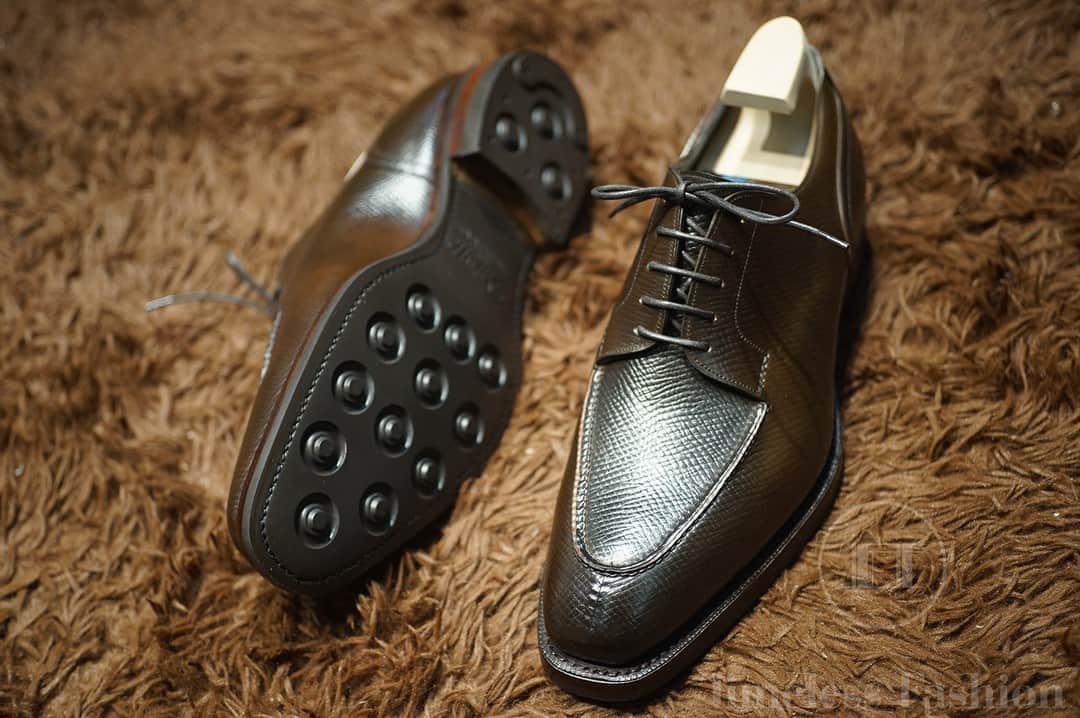 ガジアーノ&ガーリングのインスタグラム：「Gaziano & Girling, Stamford, Dark Cognac Hatch Grain Cordovan . . . . . . . . . Credit: @timeless_fashion_taiwan #shoes #mensshoes #boots #mensboots #menboots #menshoes #shoegame #highendshoes #whatsonyourfeet #shoestyle #shoegamecrazy #shoegameonpoint #shoegamestrong #dapper #ootd #shoesaddict #shoesforsale #mensfashion #kickstagram #sotd #mensfashionpost #menswear #menwear #menstyle #mensstyle #shoegazing #shoestagram #shoeplug」