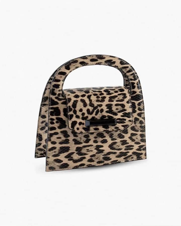 KENDALL + KYLIEのインスタグラム：「New bags just added 🐆 Act fast and shop them through the link in our bio before they’re gone #kendallandkylie」