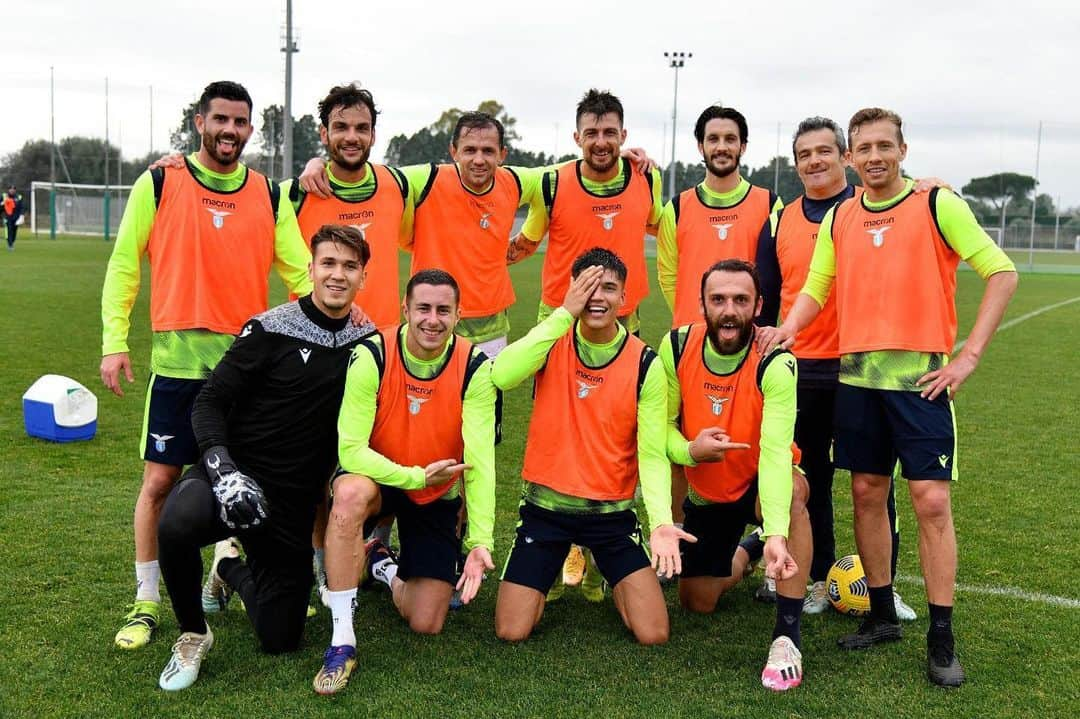 ルイス・アルベルトのインスタグラム：「🇮🇹Ecco a voi la squadra vincitrice della partitella in allenamento di oggi 🏆😂  🇪🇸 Os presento al equipo ganador del entrenamiento de hoy 🏆😂  #Lazio #calcio #allenamento #entrenamiento #martes✌ #equipoganador」