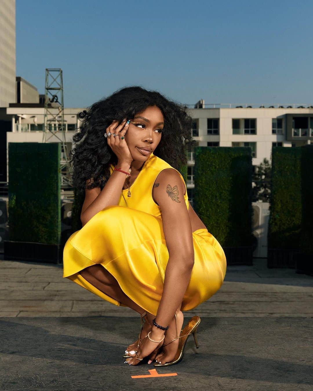 Cosmopolitanさんのインスタグラム写真 - (CosmopolitanInstagram)「Interrupting your afternoon with this piece of wisdom from @sza: “I’m trying to learn how to stand still and be in it—and be okay with that.” To read @missjulee’s full interview with the singer from our February issue, head to the link in bio. 💫」2月4日 4時15分 - cosmopolitan