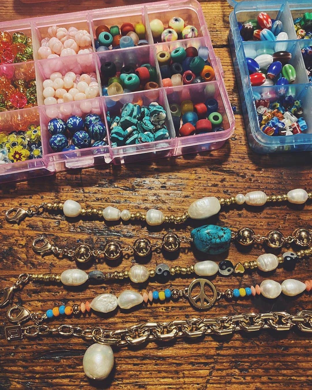 ダニジョーのインスタグラム：「Adult arts & crafts 🎨🌈✨ Shop our DIY bead kits for adults and kids at the link in bio and build your own #armparty 〰️」