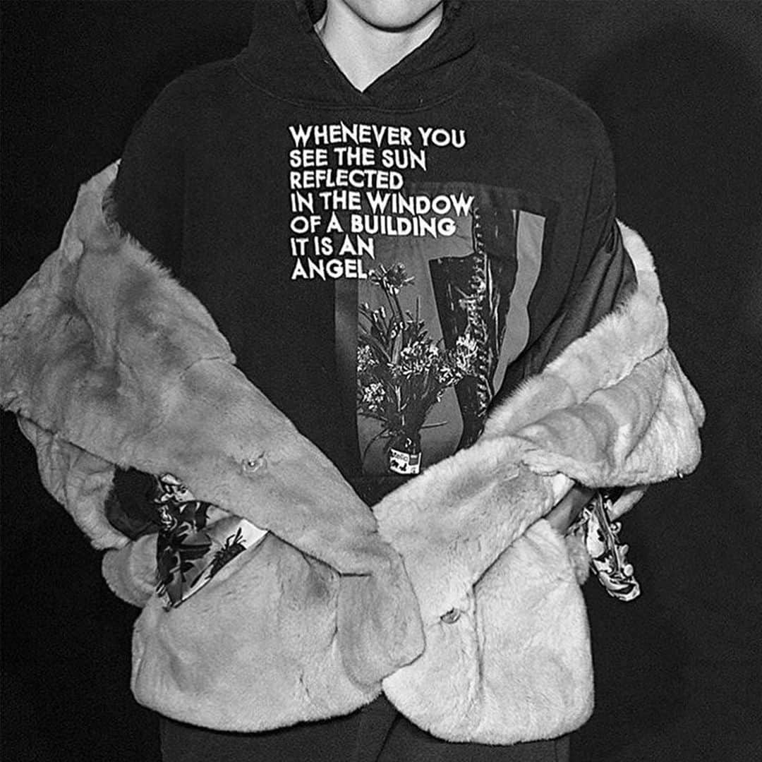 イーチ x アザーのインスタグラム：「UNISEX PRINTED HOODIE WITH POETRY « Whenever you see the sun reflected in the window of a building it is an angel » by Robert Montgomery.」
