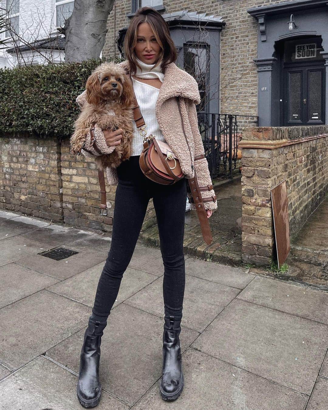 ルー・ティーズデールのインスタグラム：「Instagram ex-husband 📸 @tomandlux - @revolve @tularosalabel #revolvewinter」