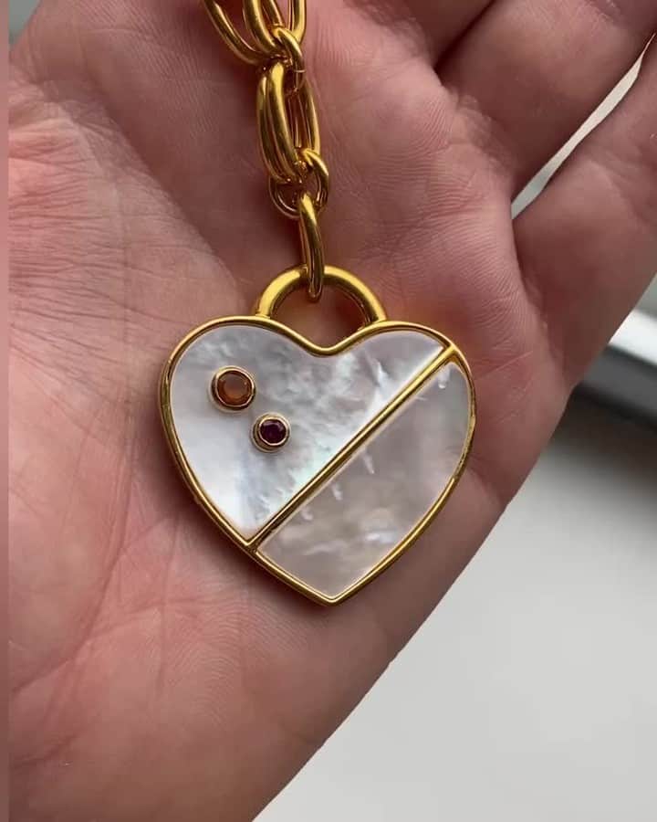 リジー フォルトゥナートのインスタグラム：「Some people wear their heart on their sleeve 〰️ we wear ours on our neckline ❤️ Discover the Venice Heart Necklace 👆 tap to shop #lizziefortunato」
