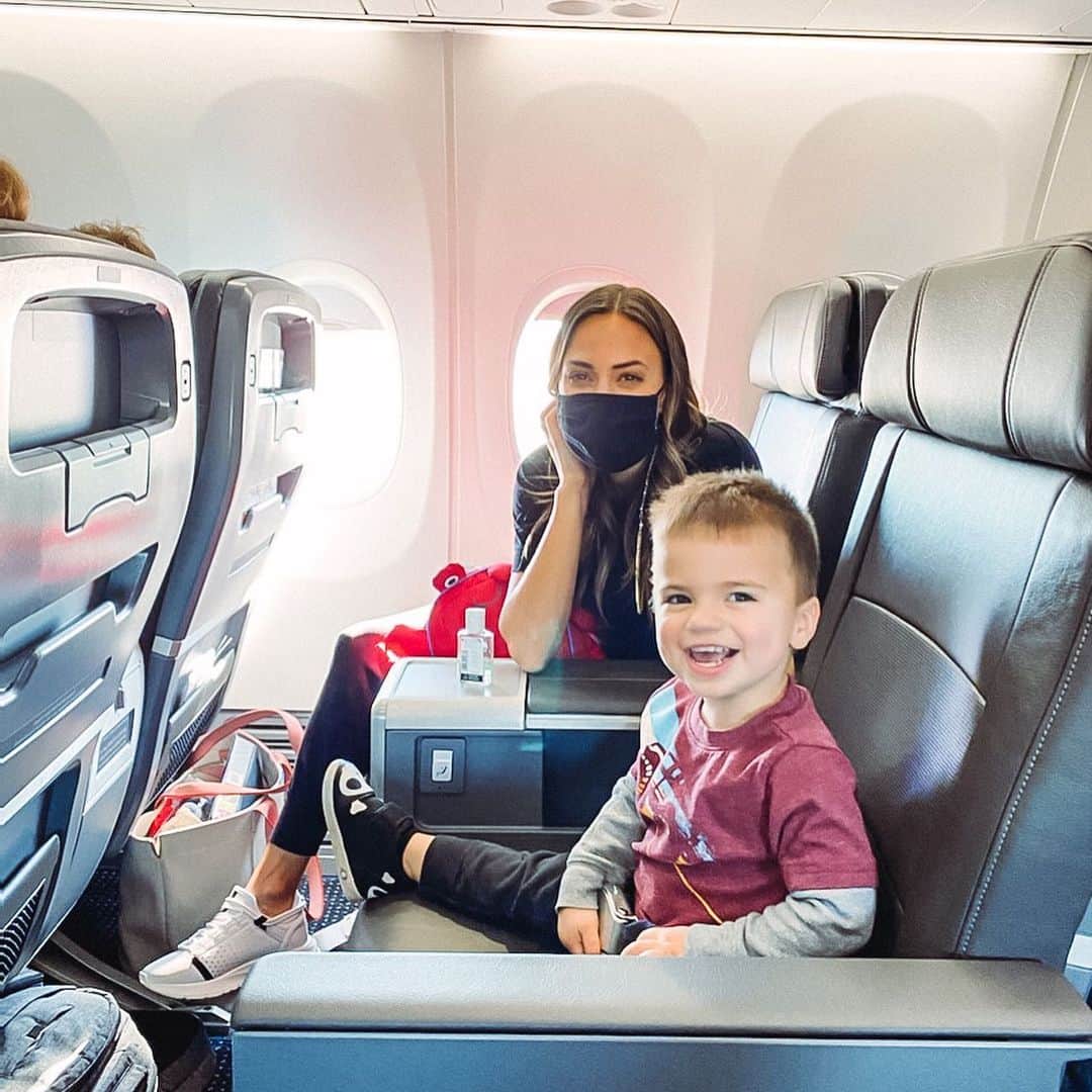 ジャナ・クレイマーのインスタグラム：「And we are off!!!!! Jace mask update: they said try our best but to not stress. So I’m hoping the next flight is the same.. all us moms can do is do our best and I’m aware they are also doing their job too. I really need @kaleycuoco on this plane 😂. Her character would not care;)」