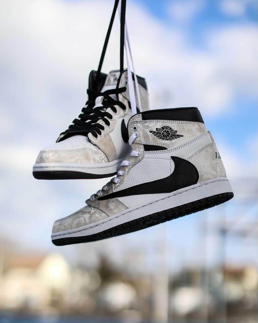 のインスタグラム：「On a scale from 1-10, rate these “Tuxedo” Travis Scott x Air Jordan 1s @dr_cutz wore for his wedding. 🤵‍♂️👰‍♀️」