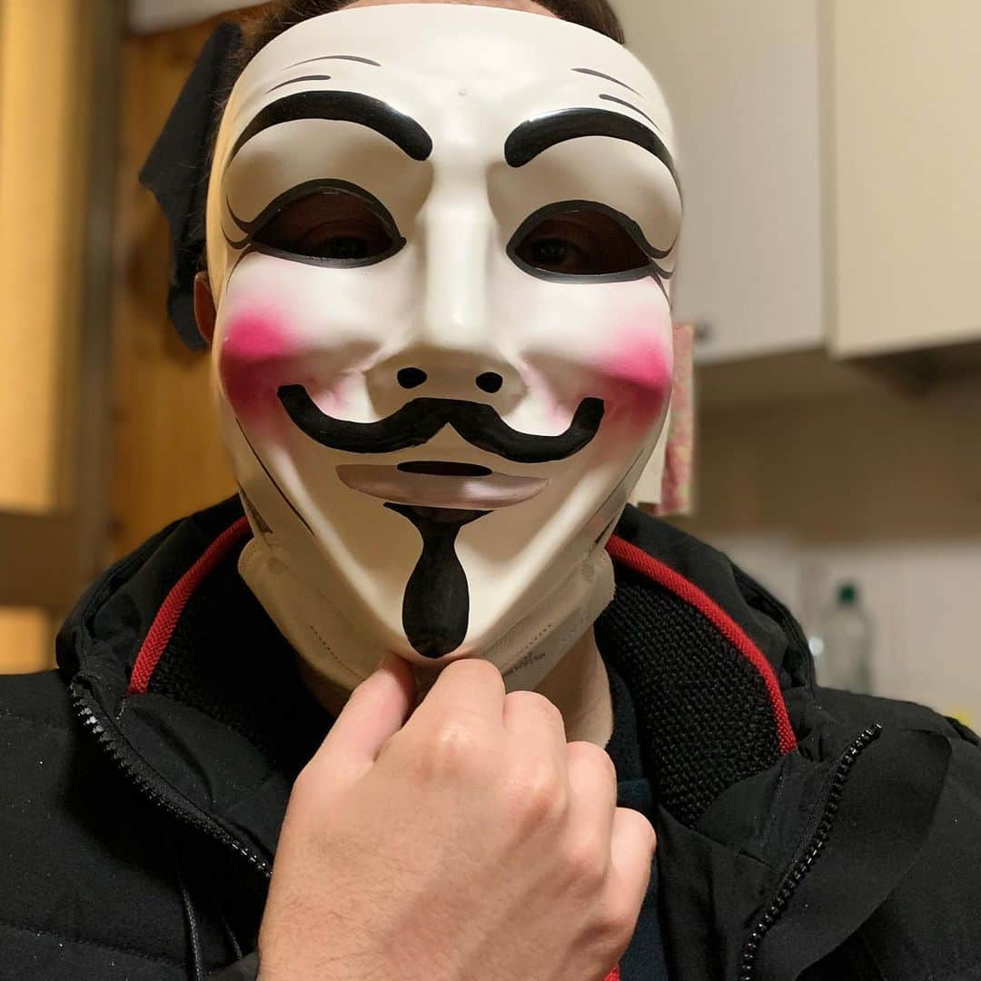 グリフォーニのインスタグラム：「“Le idee sono a prova di proiettile”.  #vforvendetta #vpervendetta #themask #maschera #chetipo #ciccu #rivoluzione #rivoluzionario #revolution #rememberthetime #rememberthefifthofnovember #hugoweaving #cinema #cinemalover #italianguy #italianboy #crazytime #shutup #usa🇺🇸 #england🇬🇧 #italy🇮🇹」