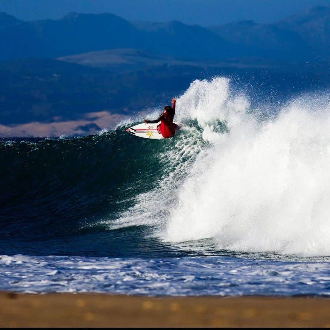 コートニー・コンローグさんのインスタグラム写真 - (コートニー・コンローグInstagram)「I miss this beautiful place and wave 📷 @alexmcgeownphoto」2月4日 4時35分 - courtneyconlogue