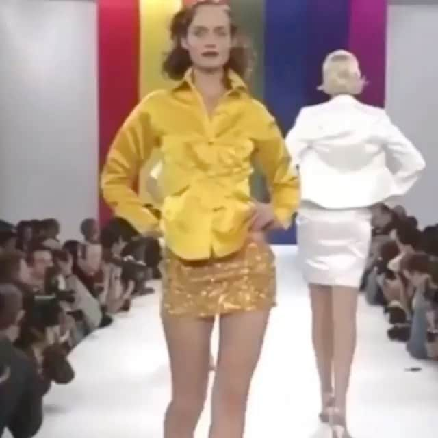 アンバー・ヴァレッタのインスタグラム：「“Keep up with me... now TURN!!“ @shalomharlow I don’t what I was doing but clearly I was on slow mode😂 Hope this reenergizes your week! @toddoldham #90s #werk」