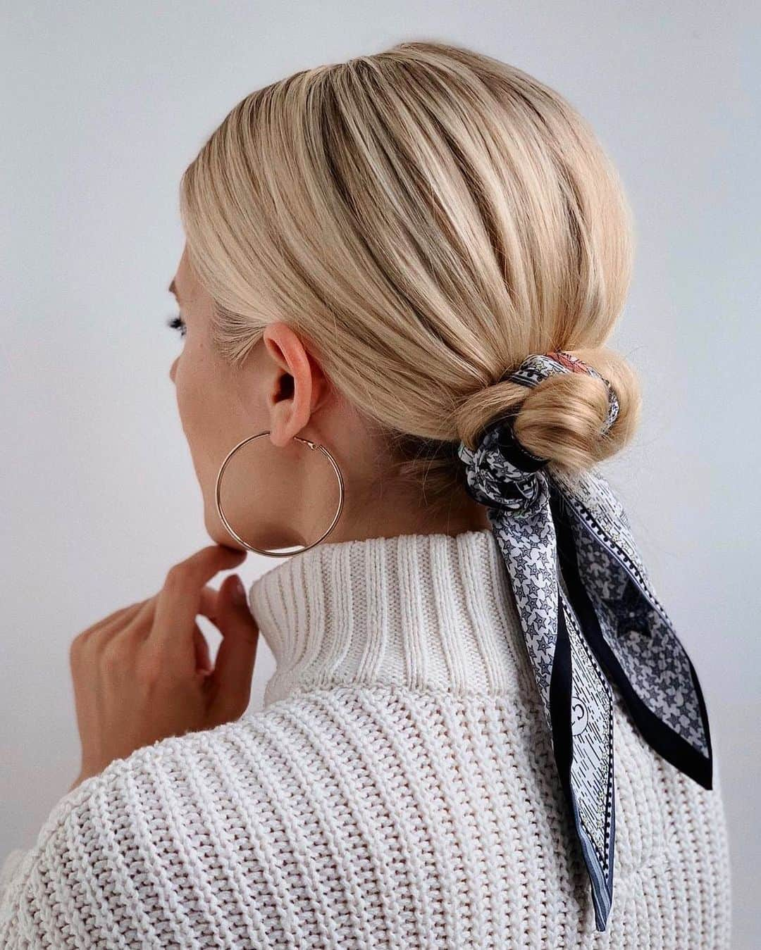 Mollie Kingのインスタグラム：「Bun fun with this gorgeous silk scarf #blondehairstyles #throwbackpic」