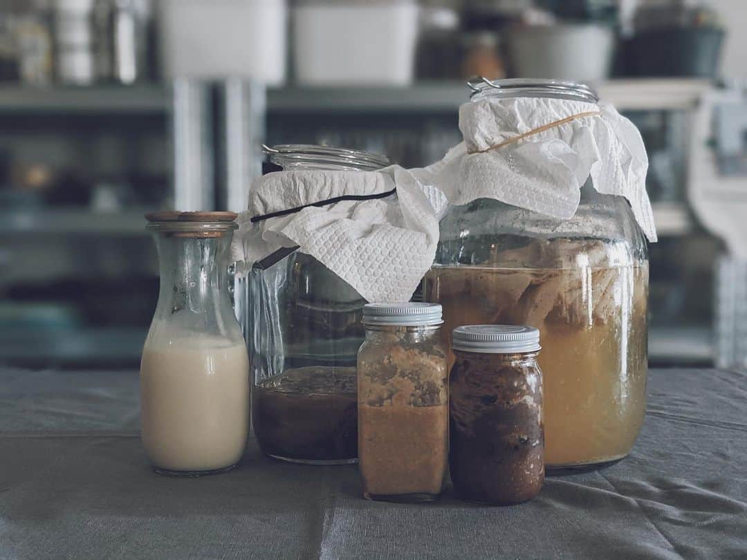 のインスタグラム：「ㅤ 【#blendakitchen 】 Let's fermentation🤙 ㅤ 自家製発酵ちゃんたち。 KOMBUCHA、甘酒、塩麹＆醤油麹。 このほかに、味噌や糠漬け、 塩レモンなどもあり。 (仲間入りさせるの忘れた)」