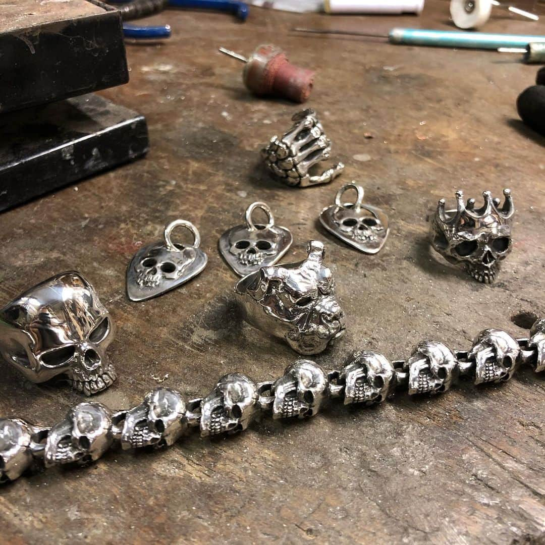 クレイジーピッグのインスタグラム：「If you’ve placed an order, don’t worry we’re on it ⚒️ #workshop #polished #rings #bracelet #skulls #boxerdog #halfjaw #bench」