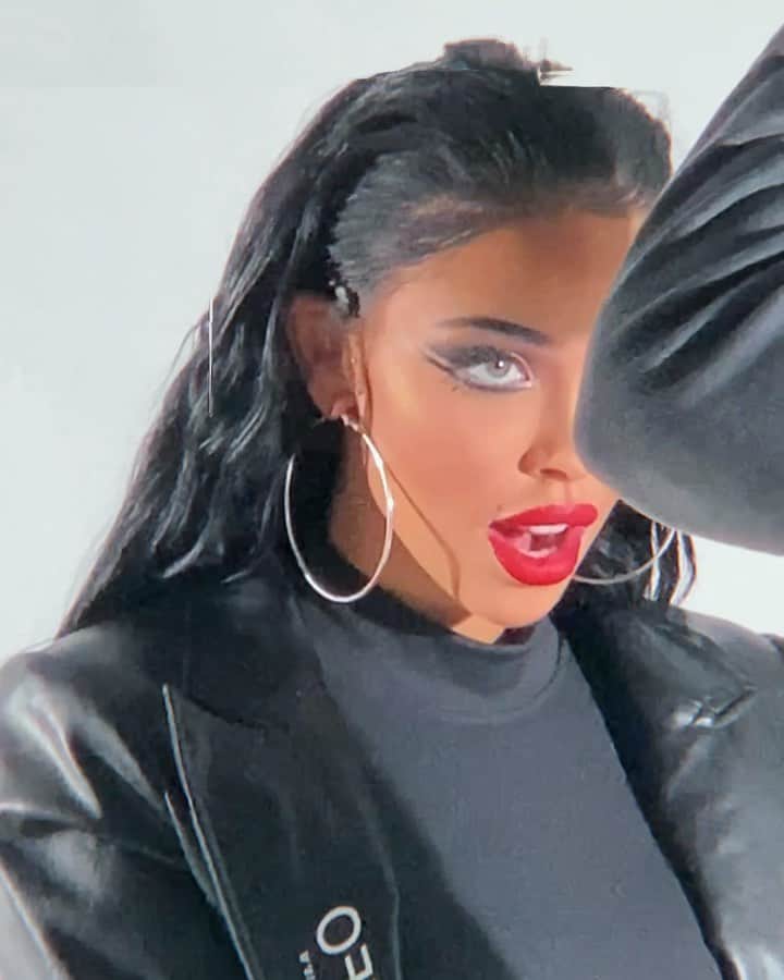 NISRINA SBIAのインスタグラム：「Activated @ufo.world 🌪」