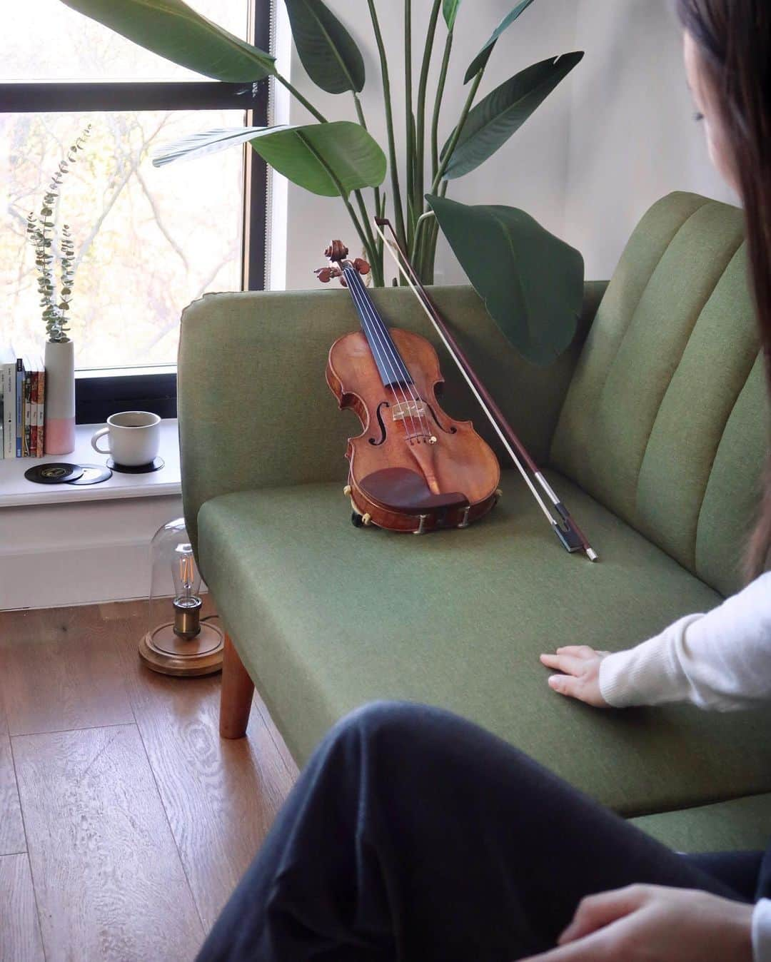 澄那シュトゥーダーさんのインスタグラム写真 - (澄那シュトゥーダーInstagram)「Easily our (the violin & my) favorite cozy corner in the new apartment 😌  @thenovogratz #yesnovogratz #gifted」2月4日 4時49分 - suminastuder