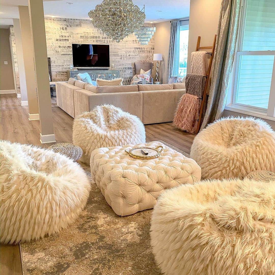 のインスタグラム：「My basement @farahjmerhi ! A place we love to relax in as a family! Check out my personal page @farahjmerhi to see more of my home!」