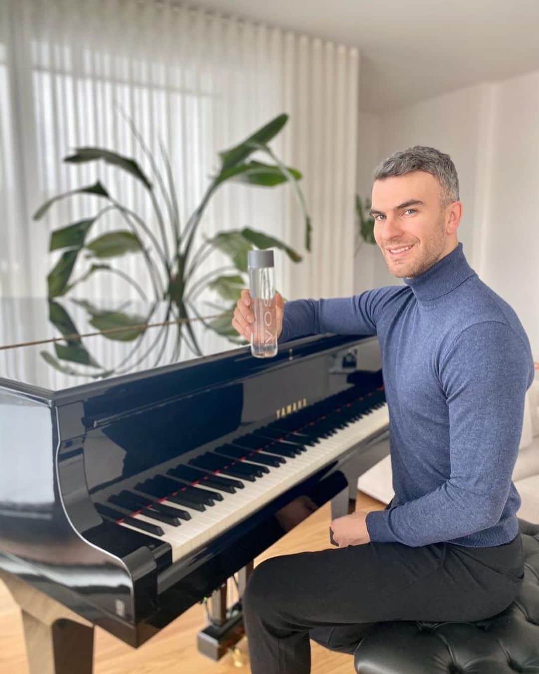 エリック・ラドフォードのインスタグラム：「Do you VOSS?  #voss #vosswater #water #refresh #reflect」