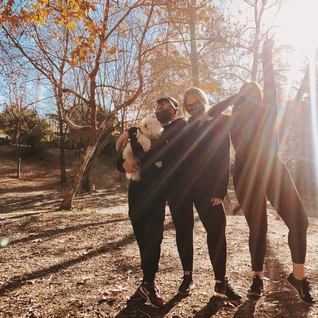 ルーシー・ヘイルのインスタグラム：「a few things happened in January that changed my life forever - grateful for the ride, albeit it a fkng strange & inconsistent one 🎢 Some happy moments of recent ♥️ ps. I miss you Drew 🐞」