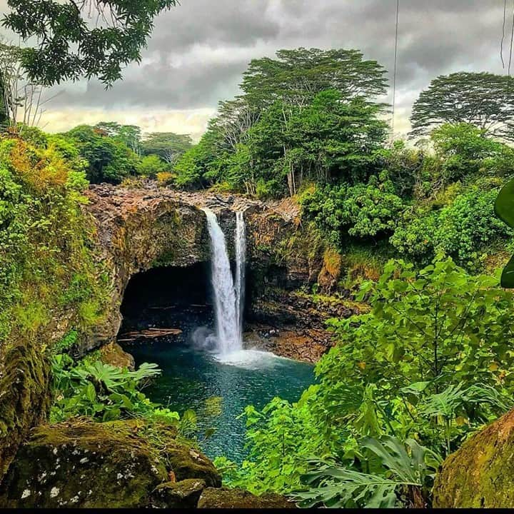 ハワイアン航空さんのインスタグラム写真 - (ハワイアン航空Instagram)「Don't (stop) chasing waterfalls -- but do adventure responsibly. 🤙 Here's a kind reminder to research the trails you plan to do and respect the laws and cultural significance surrounding these locations while visiting.  📷 @jose.a.m.h」2月4日 5時00分 - hawaiianairlines