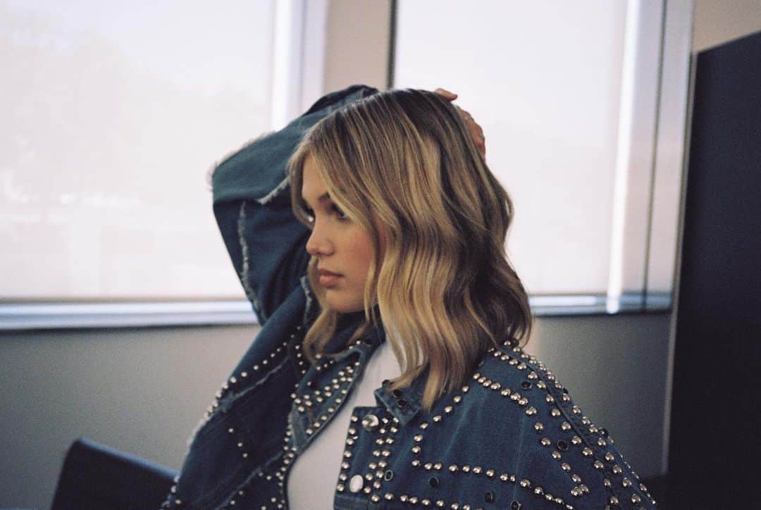 オリヴィア・ホルトのインスタグラム：「she denims」
