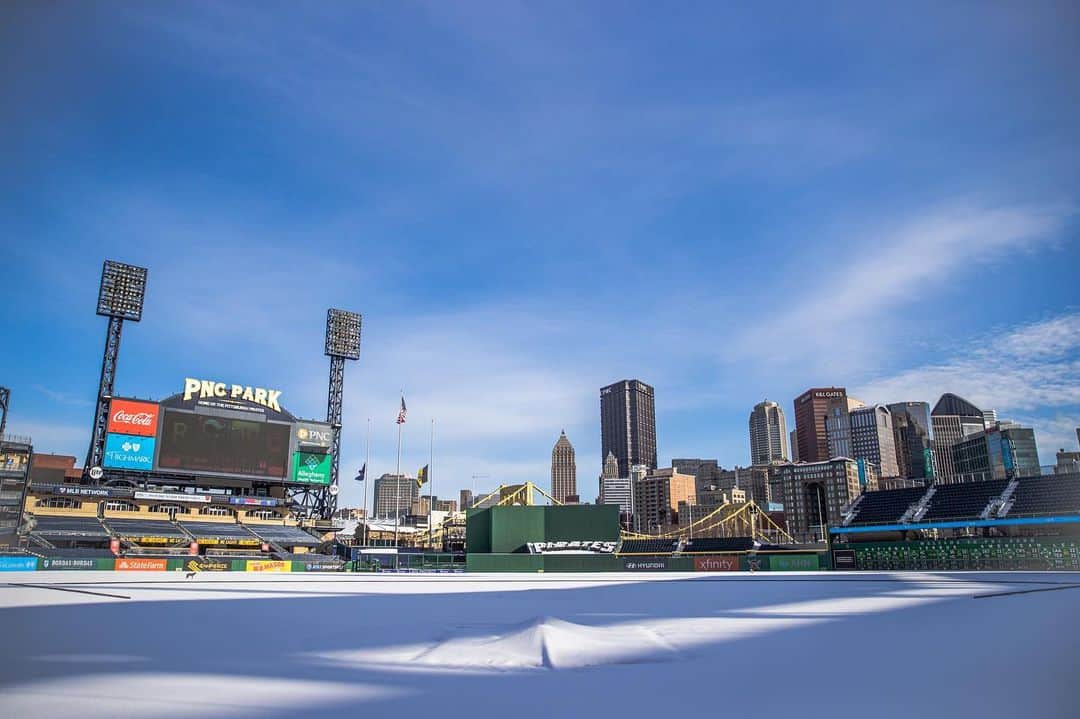 ピッツバーグ・パイレーツのインスタグラム：「There’s snow place like home 😍」
