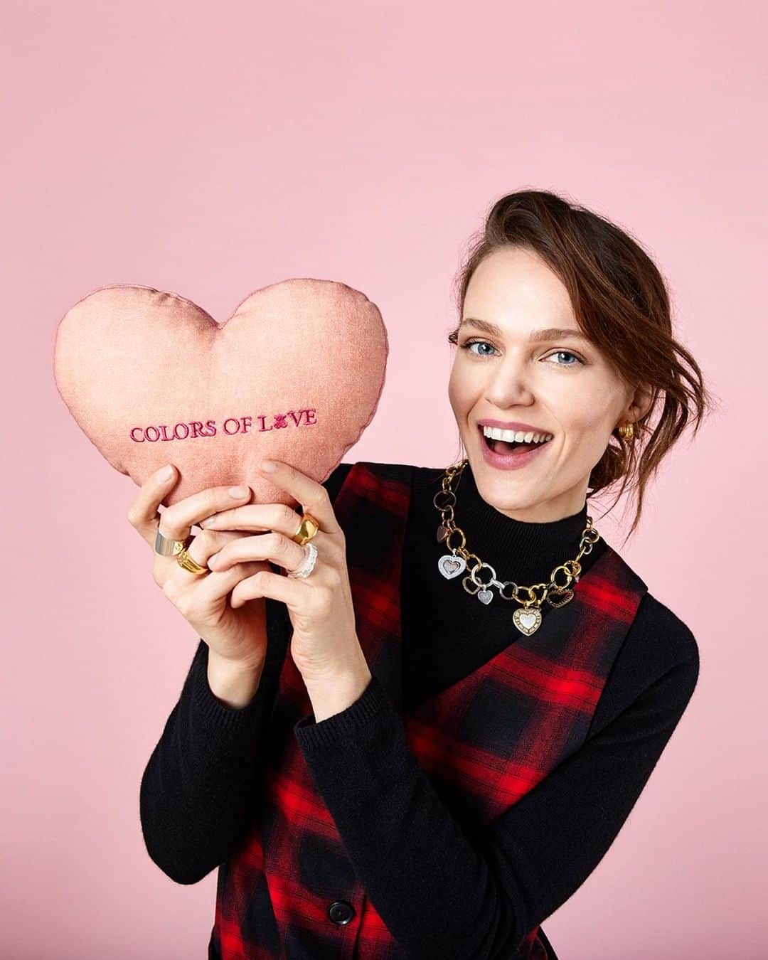 トウスのインスタグラム：「There are as many kinds of love as there are people. / Porque existen tantos tipos de amor como personas. #ColorsOfLove #TOUSJewelry #TOUSLovers」