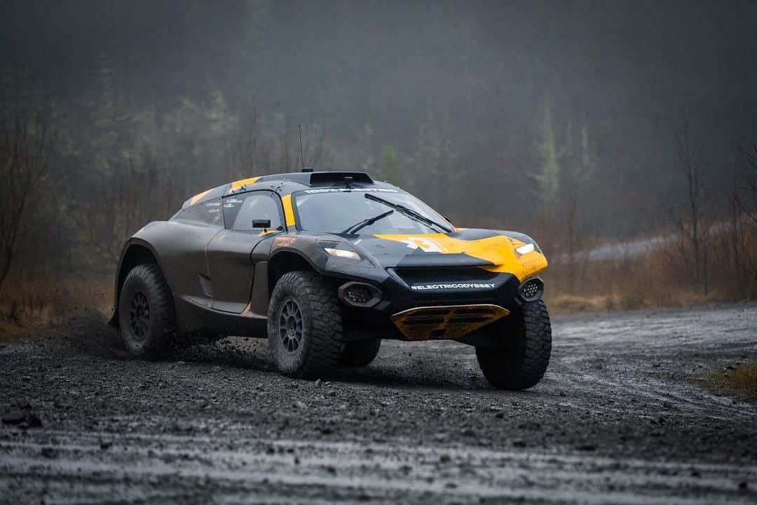 ジェンソン・バトンのインスタグラム：「That’s a wrap! 2 days of pre season testing in Wales with the Extreme E Odyssey, lots of useful information collected but more importantly I couldn’t stop smiling  while driving her! So much torque! The next stop is Saudi Arabia for the first race, are we ready? Probably not but we will give it our best. Big thanks to @extremeelive and @sparkracingtechnology for organising the test at such late notice and great to see our team @jbxeracing in full swing and ready to take on this new challenge.  • • • #pipt #extremeE #offroad #racing #car #suv #ev #electricmotorsport #electric」