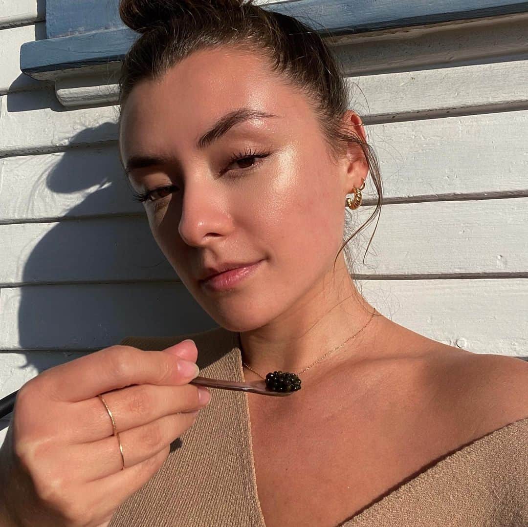 YANA DEMEESTERのインスタグラム：「Caviar pairs really well with a dewy highlight ✨ @pearlstreetcaviar」