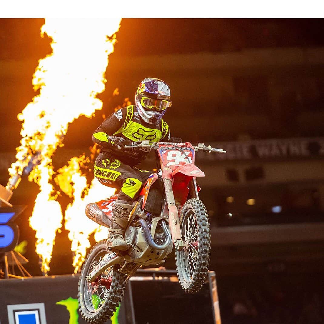 Honda Powersports USさんのインスタグラム写真 - (Honda Powersports USInstagram)「Congrats to @kenroczen94 on winning back-to-back AMA Supercross races in Indianapolis! His dominant performance last night makes him the first rider to score two 450SX victories in 2021. The German also extends his lead in the title chase to 13 points. Good luck at Indy 3, Kenny! #RideRed」2月4日 5時19分 - honda_powersports_us