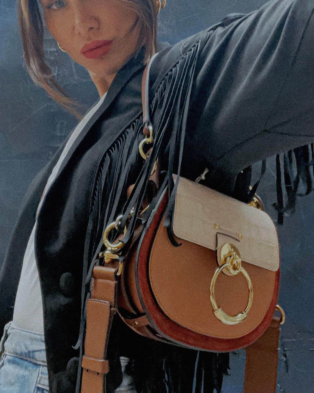 ルー・ティーズデールのインスタグラム：「Me n my only mate Chloe 🙃 - - Jacket @tularosalabel @revolve  Bag @chloe @fwrd  Lipstick @narsissist Air Matte “joyride” Painting @emelietorlingart」