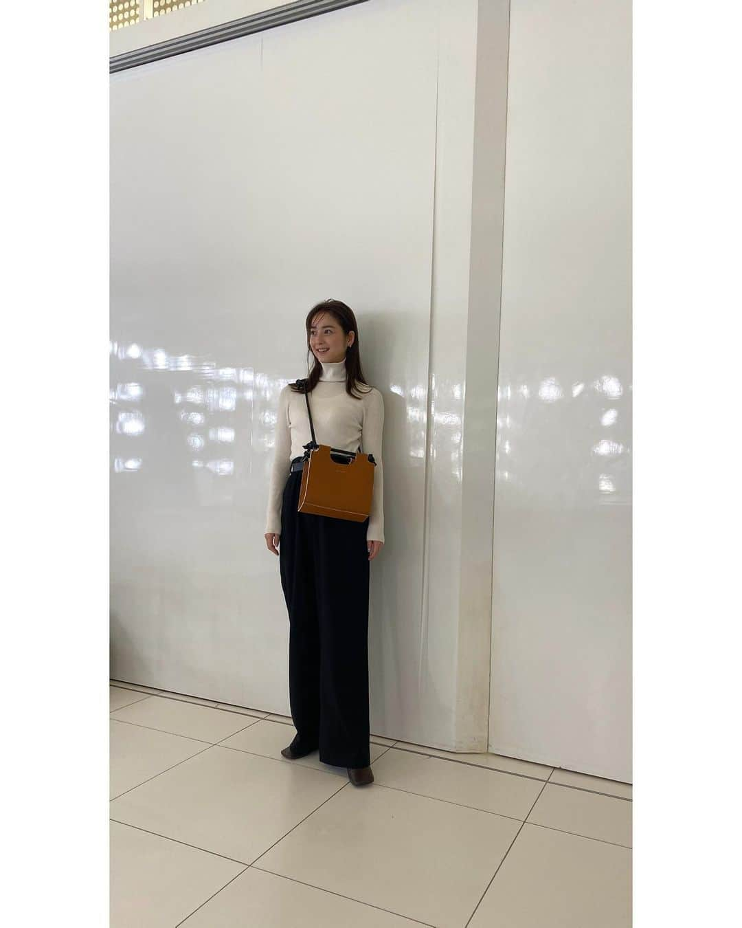 佐々木希さんのインスタグラム写真 - (佐々木希Instagram)「本日の私服 bagの色合い好き🤎  bag#marni  tops#iNtimite pants#zara  #のぞみの私服」2月3日 20時21分 - nozomisasaki_official