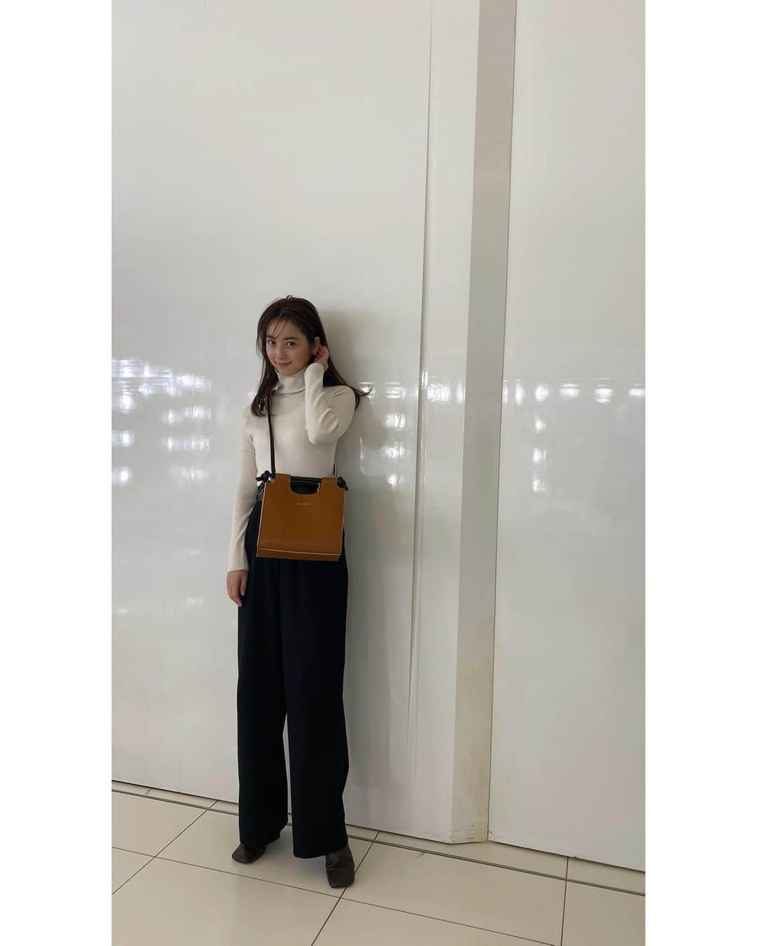 佐々木希さんのインスタグラム写真 - (佐々木希Instagram)「本日の私服 bagの色合い好き🤎  bag#marni  tops#iNtimite pants#zara  #のぞみの私服」2月3日 20時21分 - nozomisasaki_official