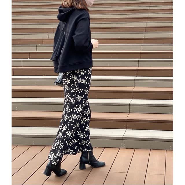 minminmaaaさんのインスタグラム写真 - (minminmaaaInstagram)「・ ・ @sono_official のバックスタイルがかわいいフーディ💓 ・ ・ フードの立ちも良くてシルエットも✨ ・ ・ パンツにもスカートにも合わせやすいです☺️💓 ・  ・ #sono#ソーノ @spendard.com2014  #ママコーデ #ママファッション #プチプラコーデ#シンプルコーデ#コーディネート#着回しコーデ #大人カジュアル#お洒落さんと繋がりたい #locari ##pr#mamagirl #gu#ジーユー#gumania#ザラジョ#ザラ#ユニクロ#春コーデ #ユニクロユー #uniqloginza#UNIQLO」2月3日 20時25分 - minminmaaa